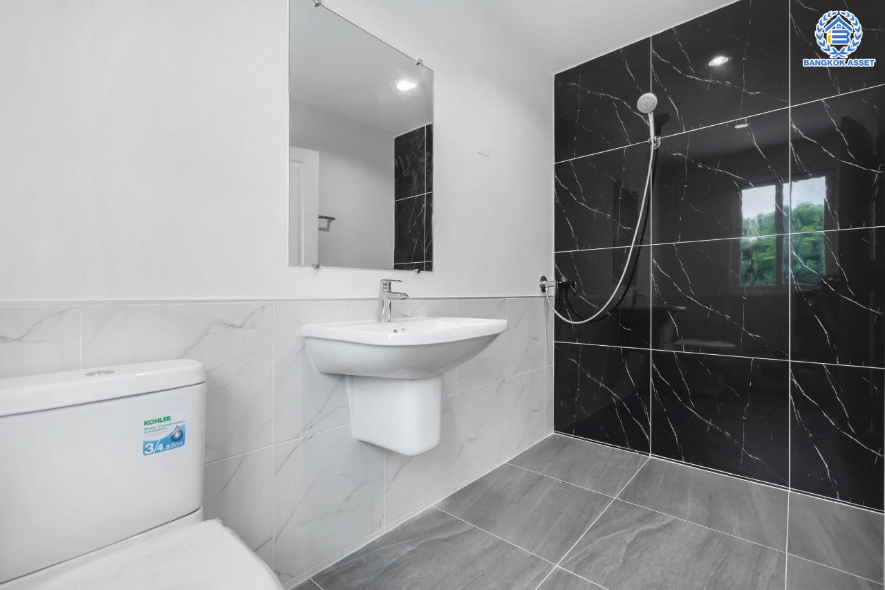 บ้านมือสองตกแต่งใหม่ ม.คาซ่าวิลล์ ราชพฤกษ์-รัตนาธิเบศร์2 แบรนด์ Q.House ต่อเติมครบพร้อมเข้าอยู่ เนื้อที่ 63 ตร.ว. ฟังก์ชันจัดเต็ม 3 ห้องนอน 4 ห้องน้ำ 1ห้องแม่บ้าน จอดรถได้ 2 คัน บนทำเลศักยภาพ ติดถนนราชพฤกษ์ และเพียง 10 นาทีถึงรถไฟฟ้า "สถานีบางรักน้อยท่าอิฐ"